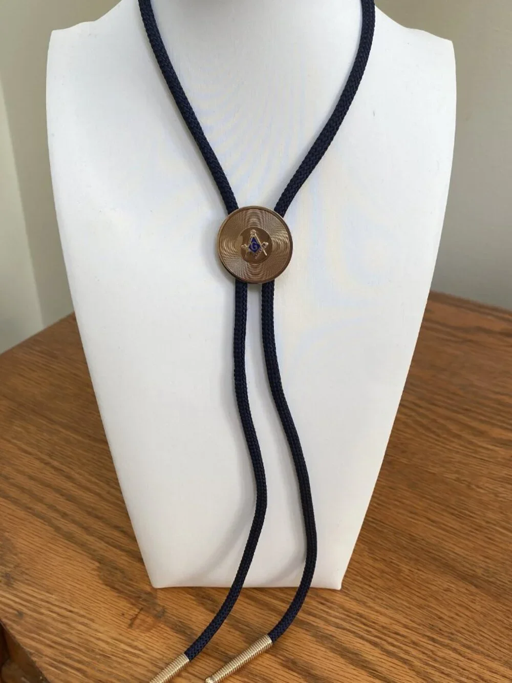 Vintage Masonic Bolo Tie – Square & Compass “G” Emblem – Gold‑Tone Medallion